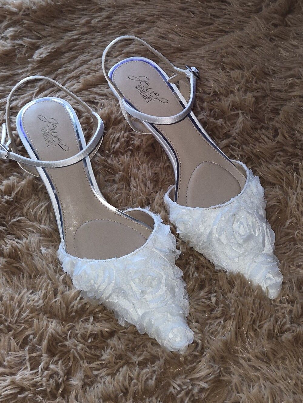 Badgley Mischka White Floral Pointed-Toe Kitten Heels